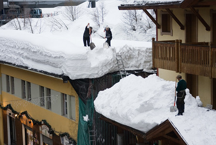 从屋顶除雪图片