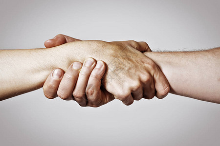 救赎的概念救援时两个人的手图片素材