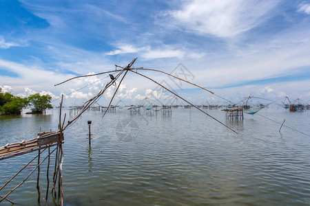 PakPra村的渔民泰式钓鱼陷阱图片
