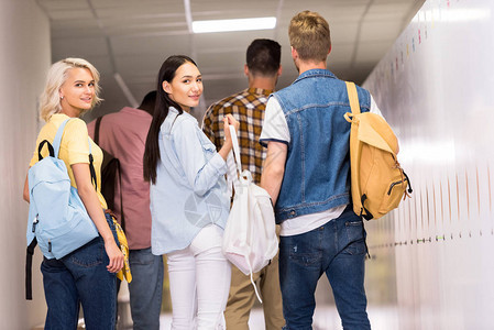 青年学生在大学走廊前图片