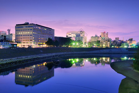 日本冈山旭川的城市景观图片