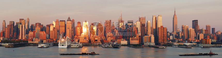 纽约市曼哈顿天线日落时的全景帝国大厦和摩天大楼在哈德图片