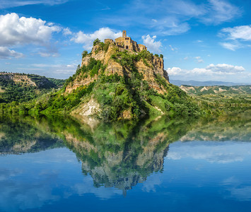在阳光明媚的夏日以水晶清湖为著名岩石上历史城图片