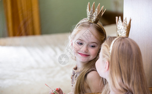 小公主照镜子图片