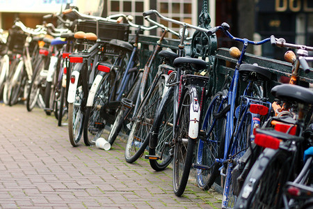 自行车停靠在荷兰阿姆斯特丹市的栅栏图片