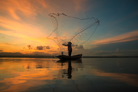渔夫在早上泰国湖边钓鱼图片