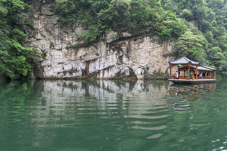 张家界宝峰湖湖边漂浮在湖边的木游艇背景