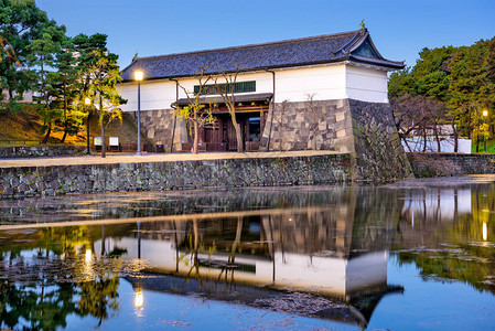 东京日本皇宫护城河和大门图片