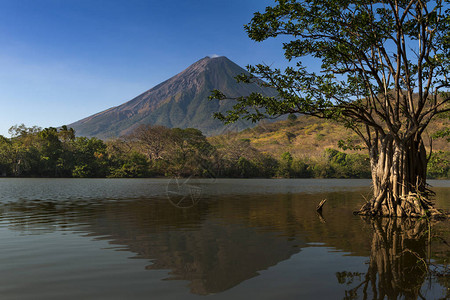 尼加拉瓜奥梅特佩岛康塞普西翁火山及其在水面上的倒影图片