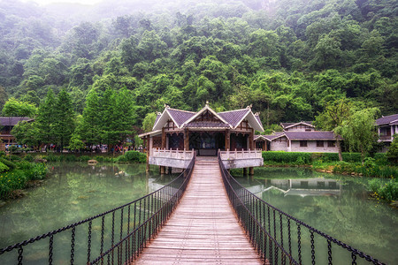 Zhangjiajie入口公园布景场的广隆东风景区图片