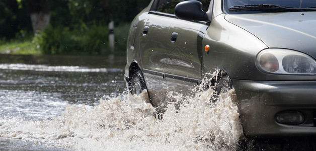 在暴雨引发的洪水中驾车在淹图片
