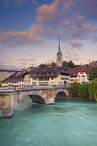 日出时瑞士首都伯尔尼的形象图片