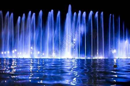 西班牙萨洛市喷泉在晚上图片素材