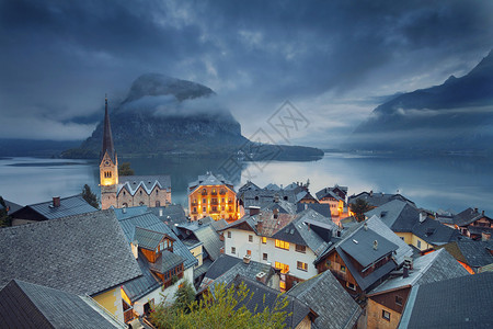 著名的高山村庄哈尔施塔特在黄昏蓝图片