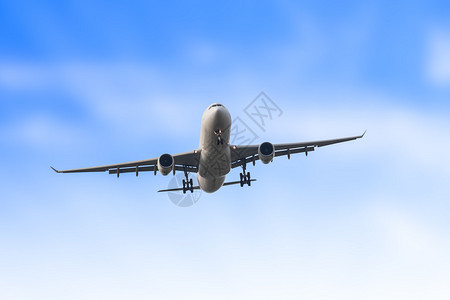 客运商务飞机在蓝天起飞和行图片