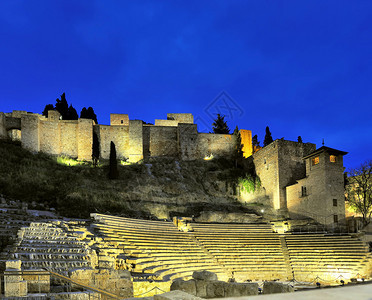 西班牙马拉加的老罗马剧院晚上在图片