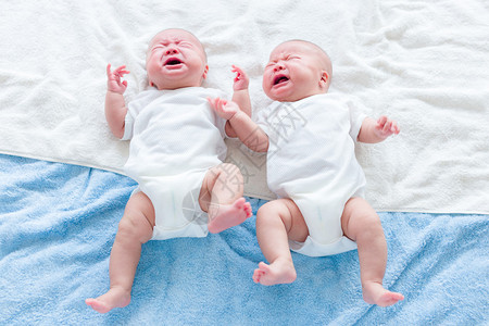 双胞胎宝哭图片