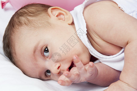 一个新出生的婴儿的脸特写图片