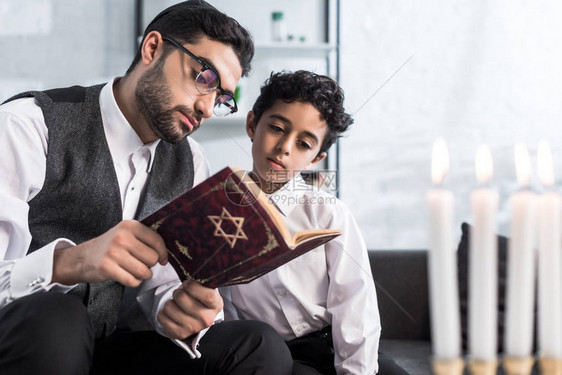 英俊的犹太人父亲和儿子在公寓里图片