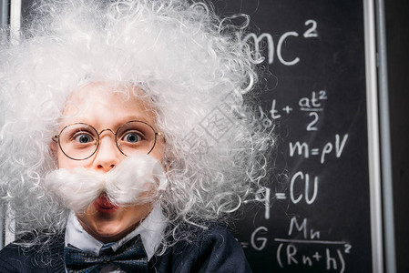 小爱因斯坦在眼镜里与黑板上图片