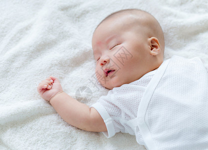 刚出生的婴儿睡觉图片