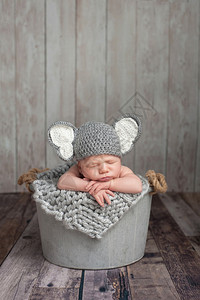 三周前刚出生的男婴戴灰色大象编织帽图片