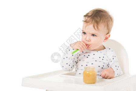 儿童从罐子中纯净地吃东西图片
