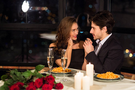 爱情侣在餐厅享受浪漫的约会空闲间图片