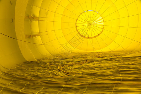 通货膨胀期间热气球里面的抽象图片