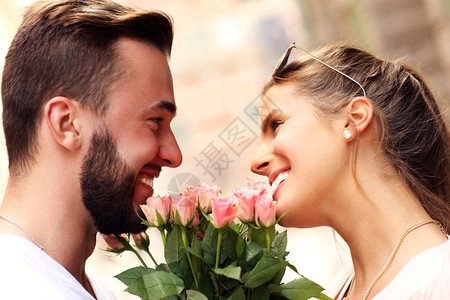 城市里一对年轻浪漫情侣的鲜花照图片
