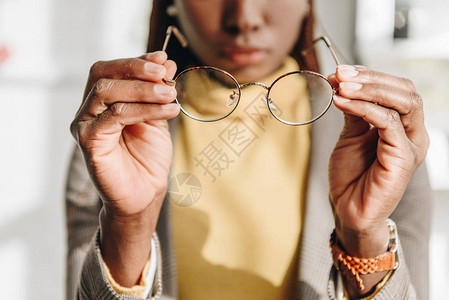 身穿正式礼服的非洲成年女商人佩戴图片