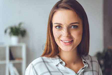 笑着的caucasian女人看着图片