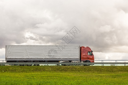 卡车在路上运送货物图片