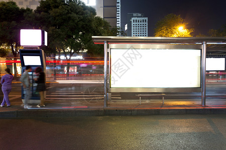 夜晚的公交车站图片