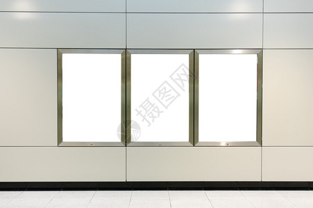 现代白色墙上三个大型垂直肖像定向空白告示板图片