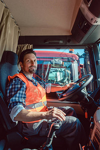 Lorry或卡车司机坐在他驾驶图片