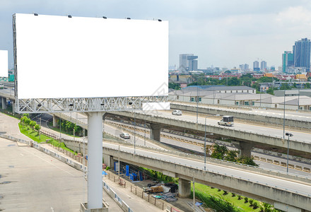 道路上的大型空白广告牌带有图片