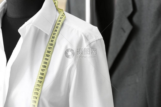 配有定制特衬衣和计量胶带的曼明金Mann图片