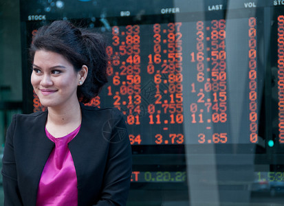 商业妇女靠近股票市场交易所董事会的图片