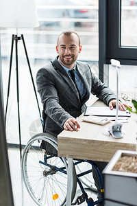 身着轮椅身着微笑的残疾人商背景图片