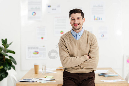 微笑营销经理的肖像画上面有横穿办公室工图片