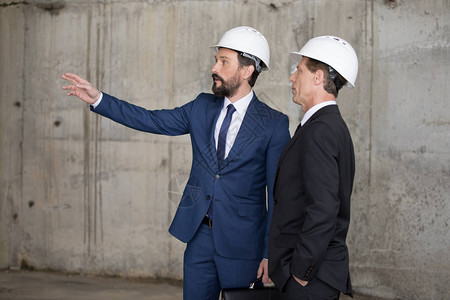 两位身顶硬帽子的专业建筑师讨论项图片