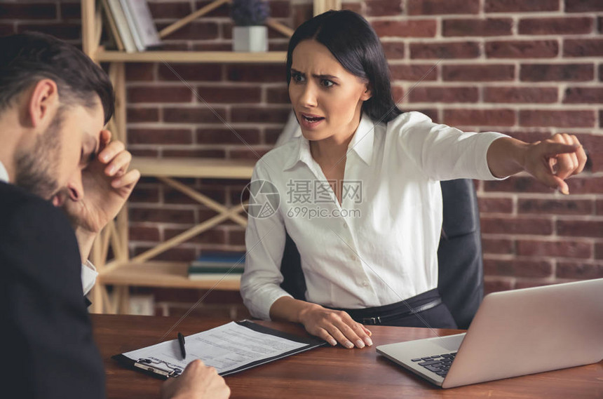 美丽的女老板正在解雇年轻商人高清图片下载正版图片502580229摄图网