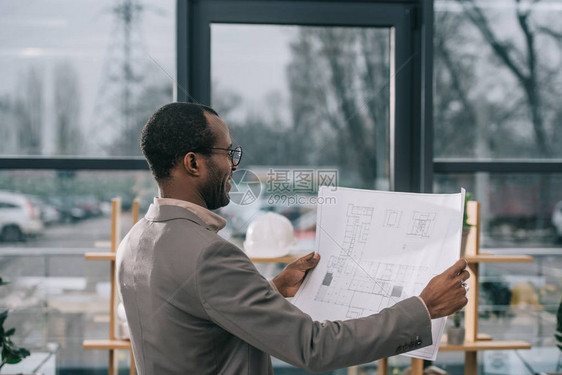 男非裔美国建筑师在现代办公图片