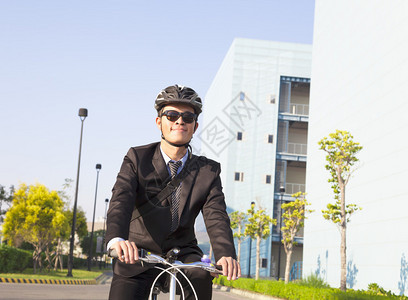 为保护环境而骑自行车前往工作场所的商工业人员图片