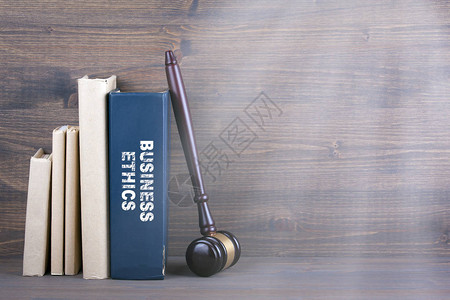 商业道德背景中的木槌和书籍法律图片