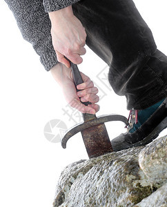 勇敢的骑士之手试图拔掉石中神奇的飞刀图片