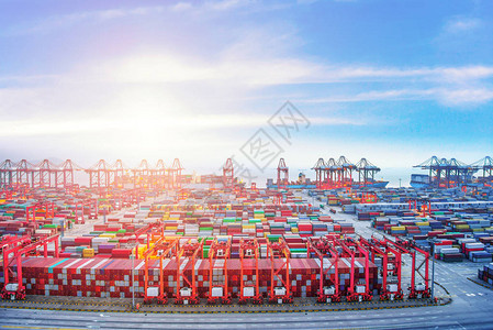 上海Yangshanggang商业码头在云空图片