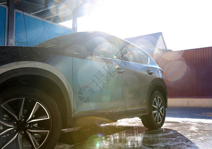 在专业洗车场清洁湿汽车图片