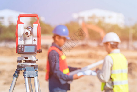 建筑工程师和工头人在施工现场检查新基础设施建设项目的制造图工程图片